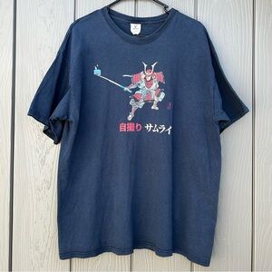 Yazbek Samurai Humorous Graphic Tee Taking a Selfie Faded Blue Mens XL Japanese